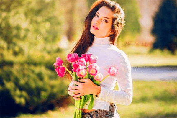 两个人腿绑在一起痛哭猜成语_两个人在一起的图片