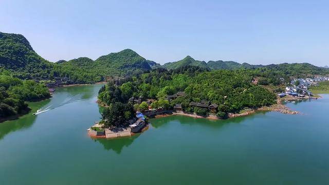 红枫湖风景名胜区位于贵阳市西郊, 是贵州西线黄金旅游第一站.