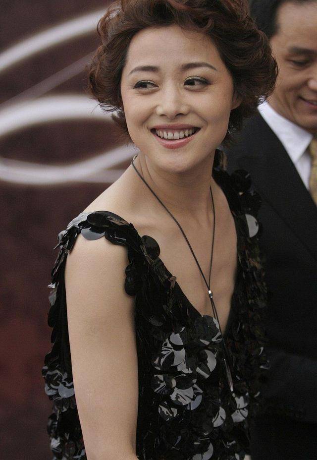 刘蓓真气质,穿廉价亮片裙配奶奶头发型意外美艳,眼角皱纹也优雅