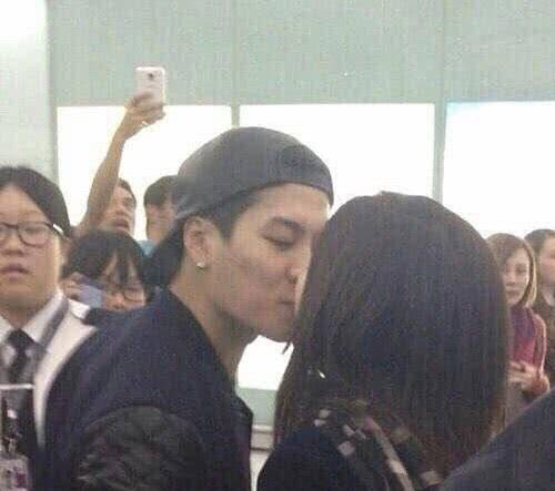 #情侣#宛如情侣一般，网友：无法接受！王嘉尔多次和妈妈“当众亲吻”