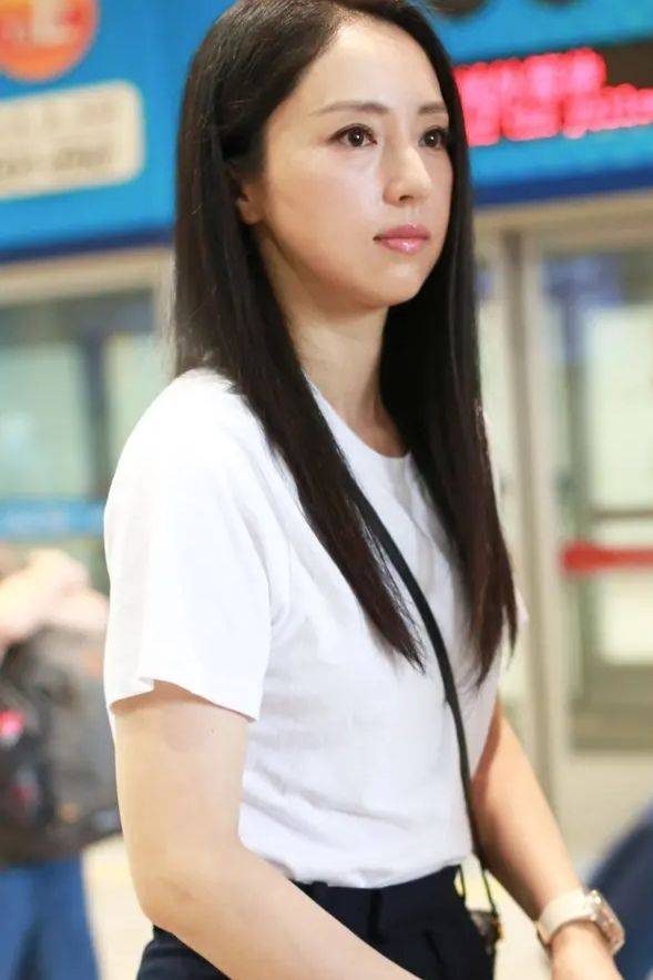 原创董璇本来很漂亮,梳个大背头拉高了发际线,脸也过度磨皮了!