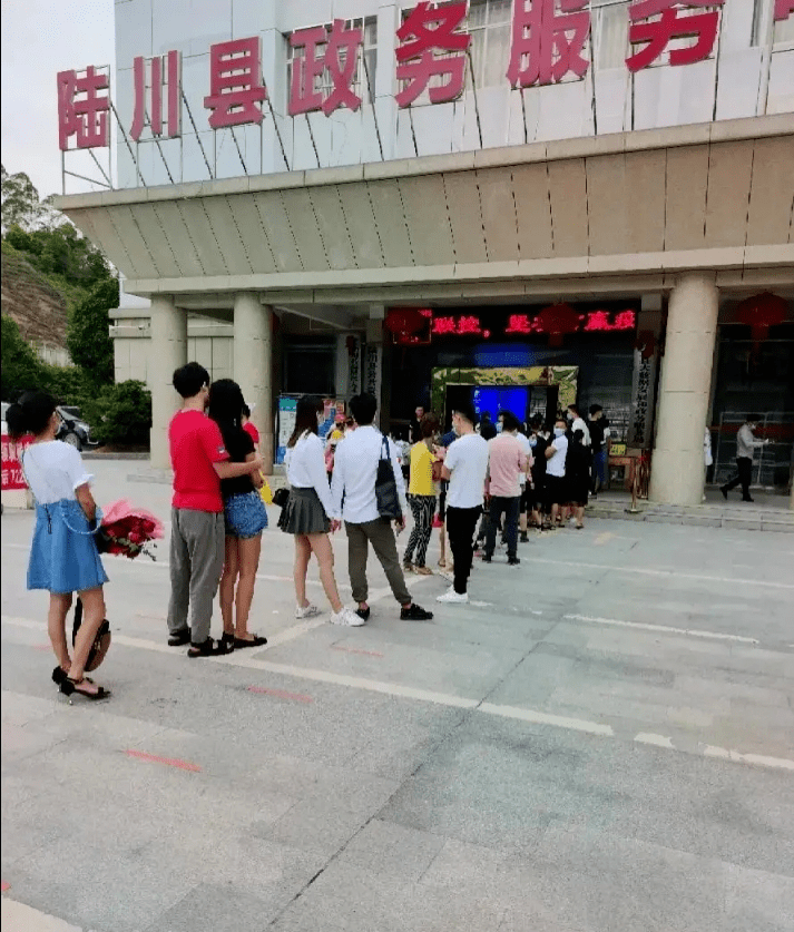 玉林民政局门口 不少情侣前来排队办理结婚登记 博白,陆川等不少地方