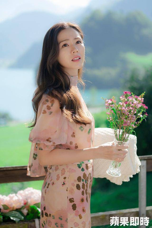 42岁,女星,直播,倒立,抢钱,限薪,令下,做戏,骨, . 42岁女星直播倒立抢钱，限薪令下做戏骨不如卖货，亚洲女星的难题