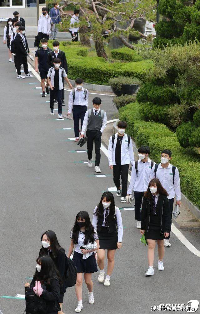 5月20日,韩国大田某高中,学生排队进入校园.