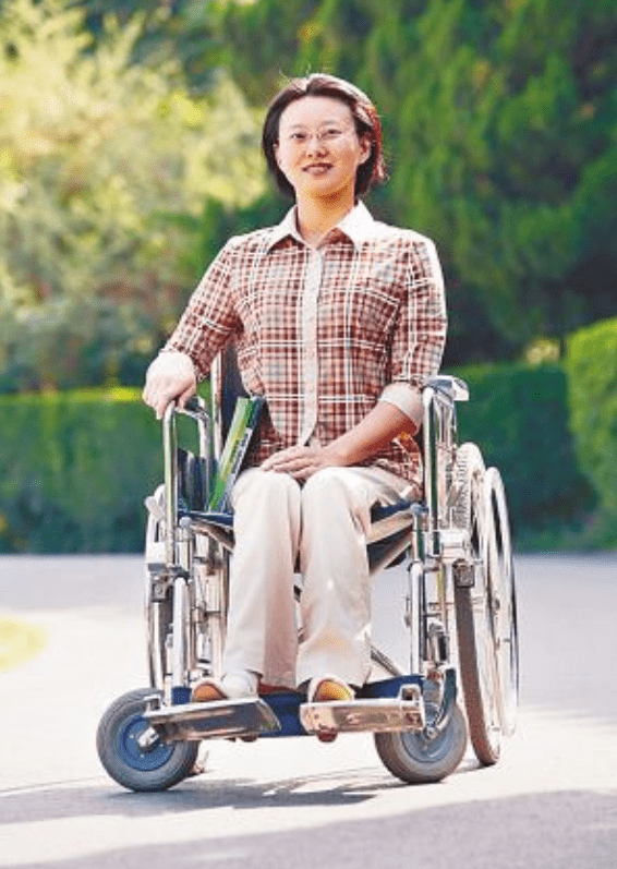 安徽女孩11岁双腿残疾,成中国第一位坐轮椅女博士,自学成博导