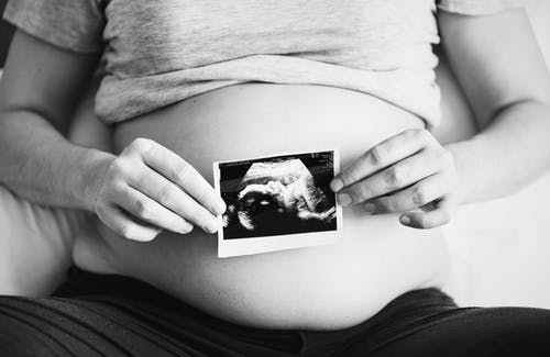 孕晚期下腹部隐隐作痛，要生了吗？临产前确切3种信号，孕妈牢记