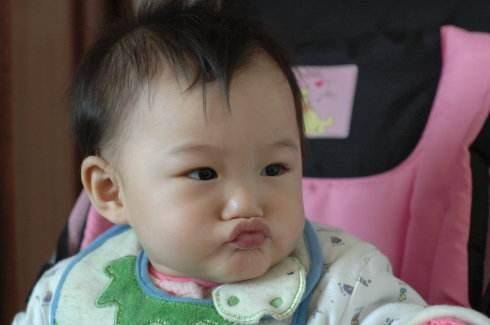 3岁女儿总嘟嘴，妈妈觉得很可爱，可奶奶掰开一看直接把娃送医院