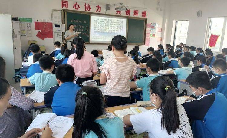 临颍:城里老师课堂上认真讲,乡里来的老师台下仔细记