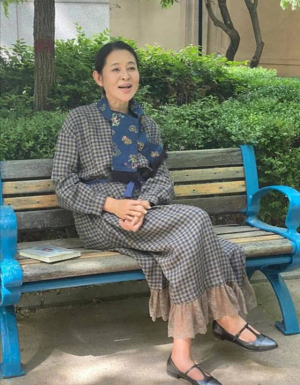 原创倪萍是他亲妹妹，他从小得到母亲偏爱，晚年让妹妹为母亲养老送终
