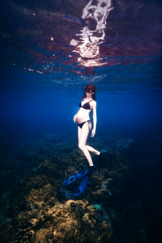 5566成员嫩模妻子挺7个月孕肚下海潜水，扮人鱼拍绝美孕妇写真