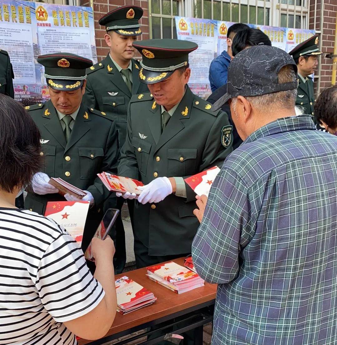 镇专武干部和社区居委会工作人员通过悬挂横幅,发放传单等形式大力