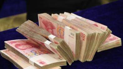 退休老父亲，每月给儿子寄钱，去趟儿子家后喜极而泣