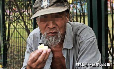 退休老父亲，每月给儿子寄钱，去趟儿子家后喜极而泣