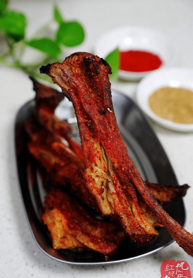 只要放假我家就爱做的烤羊排，用了新办法腌制的，一点不膻特别嫩