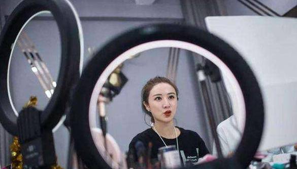 造福神话破灭，10亿巨资被割韭菜，薇娅也带不动