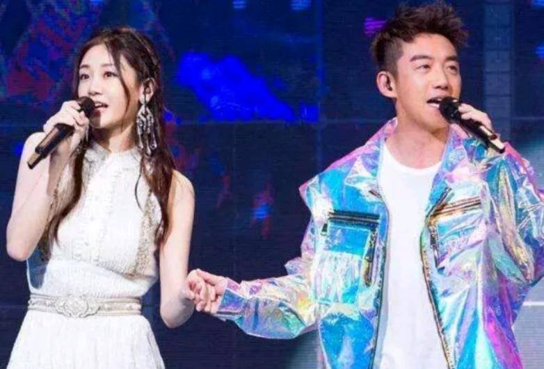 苗苗郑恺同台综艺 bcda02988da74ebcb5c8517e3cc1fede.jpeg