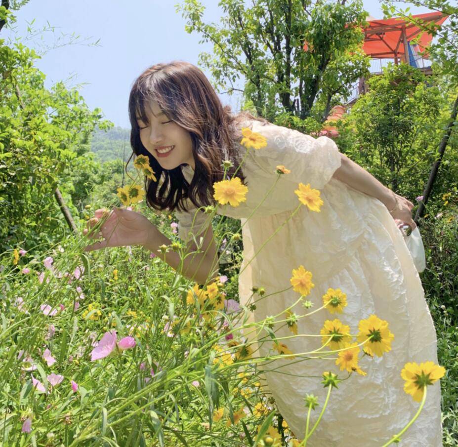 张子萱穿小仙女裙郊游闭眼闻花香可爱如少女暗藏玄机小秀美背