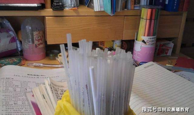 爸妈：爸妈看到她书桌的时候，忍不住哭了！她高考685分考入北京大学