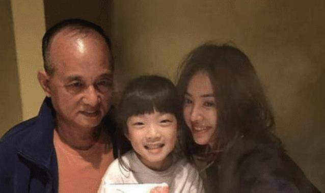 蔡依林6旬父亲老当益壮，二婚娶泰国娇妻5年生俩混血儿子！