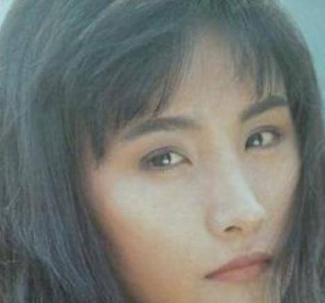 原创妻子因难产血崩，他却在低头玩手机，后突发脑瘤被指是报应