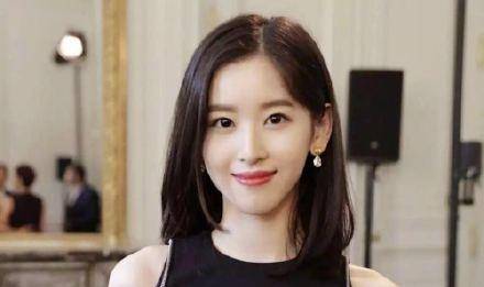 完美体育“奶茶妹妹”章泽天一改昔日甜美形象变身职业女性造型