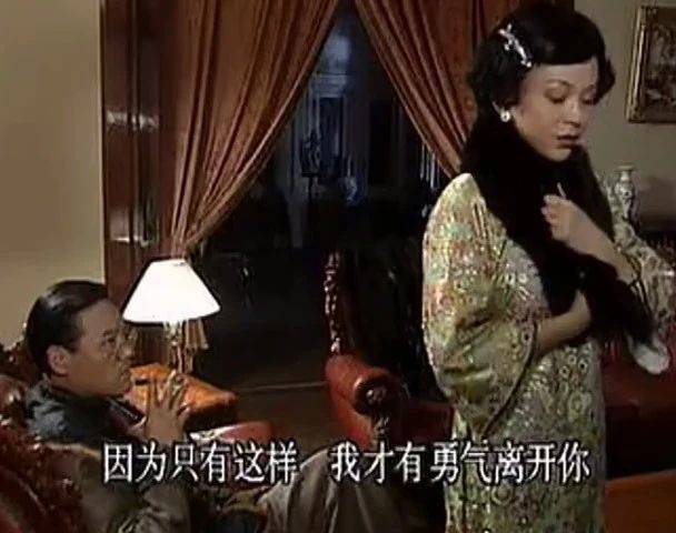 徐幸较为著名的角色便是《情深深雨蒙蒙》中饰演依萍母亲文佩了,隐忍