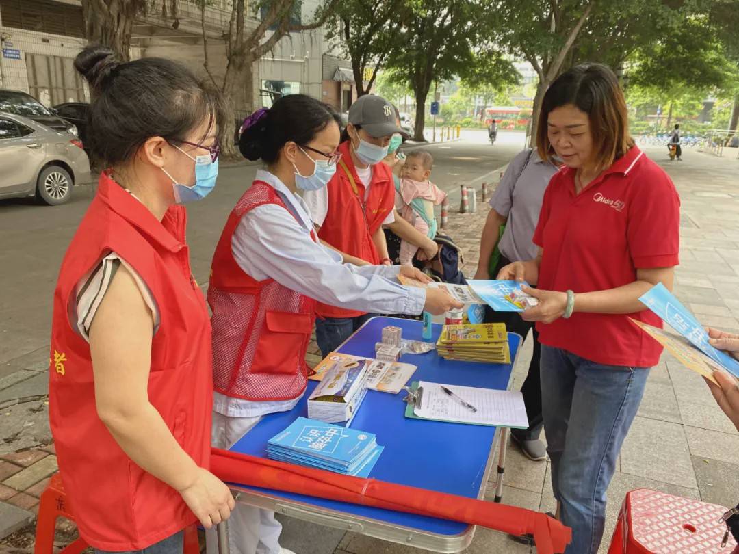 亮身份,送服务,张槎东便社区报到党员积极参与社区志愿服务活动