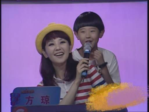 方琼晒儿子照片，儿子已经16岁了，母子的相处看起来很温馨