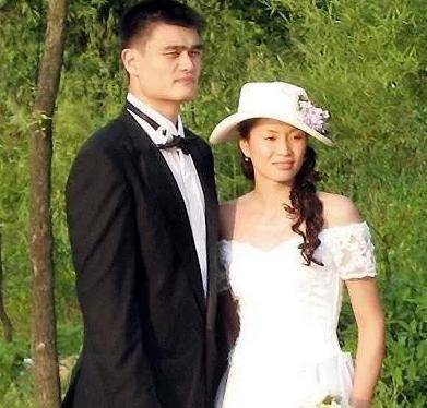 姚明一家三口现身!女儿暴风成长,9岁已长至父亲腰间