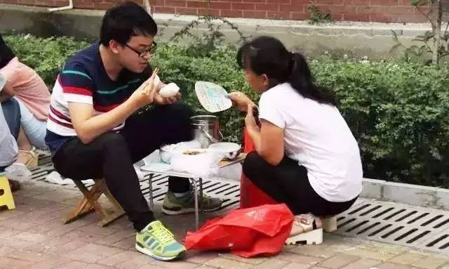 衡水中学举办成人礼！父亲的一张照片让无数高中生泪奔...