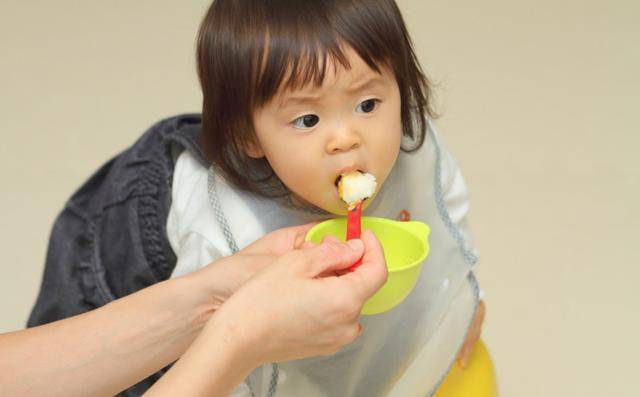 原创1岁宝宝让奶奶带了半年，妈妈去接孩子的时候，差点认不出来