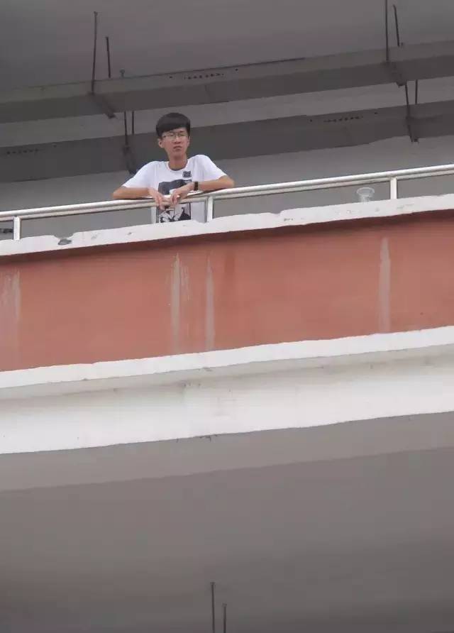 衡水中学举办成人礼！父亲的一张照片让无数高中生泪奔...