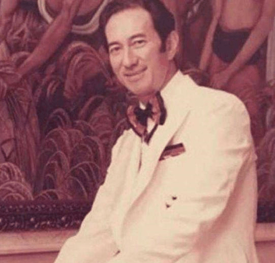 何鸿燊年轻时相貌英俊,仪表堂堂,先后娶了四房太太,育有17个子女.