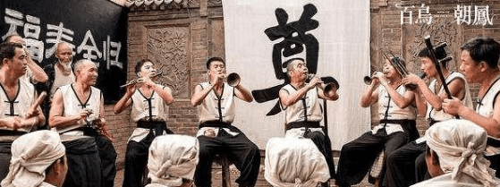 而且吹的还是那首耳熟能详的《百鸟朝凤》!
