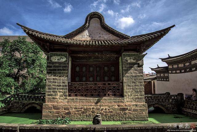 在大理凤鸣书院的对面就是明清时期建造的凤仪文庙,现存大门,过堂