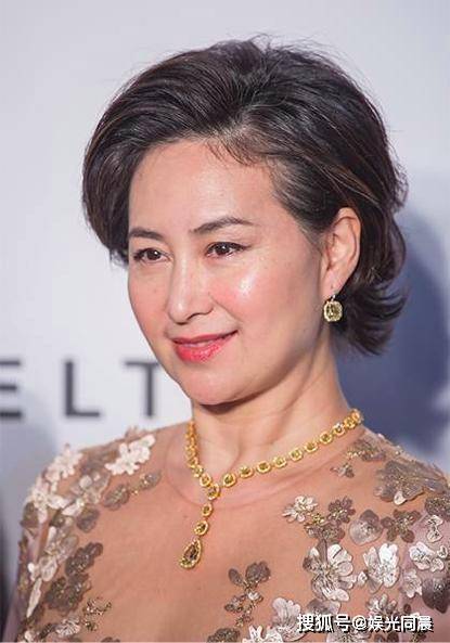 许晋亨的眼光，曾经的何超琼他不在意，如今的