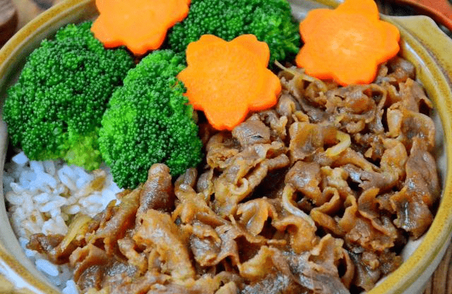 在家怎么煎牛肉好吃又简单 deddbc1c4a254fa087e85afb549884b9.png