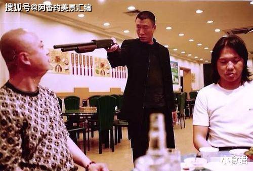 同是大佬拿枪，周润发拿枪，李连杰拿枪，吴京拿枪，都没有他帅气！