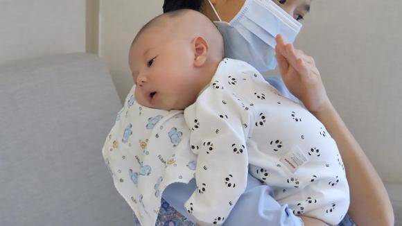 新生儿喂奶姿势技巧 5598b25eb09041979501248ac97fe325.jpeg