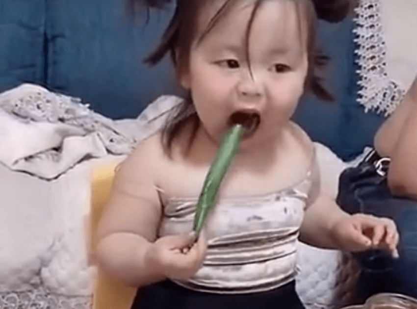 原创萌娃津津有味地吃大葱蘸酱引热评，网友：这吃法少不了爸爸神助攻