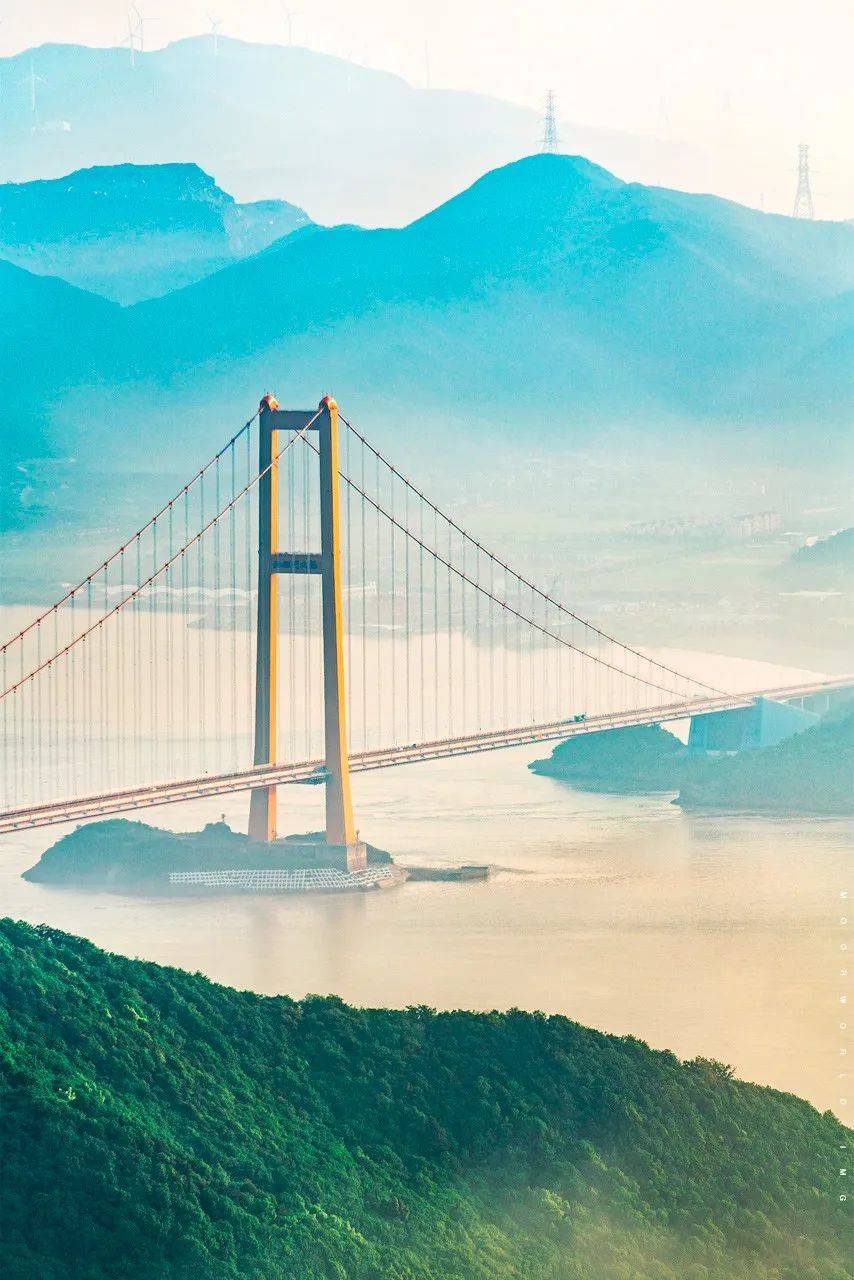 这座 世界级的跨海大桥,犹如一道靓丽的彩虹,把舟山群岛与内陆紧紧地