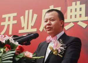 原创本来靠卖豆腐为生，老爸却告诉他在深圳有块地，如今身家285亿