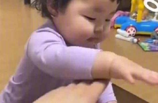 宝宝挑食，家长该怎么办？了解下面这5点，宝宝不再挑食了！-女婴带玉出生
