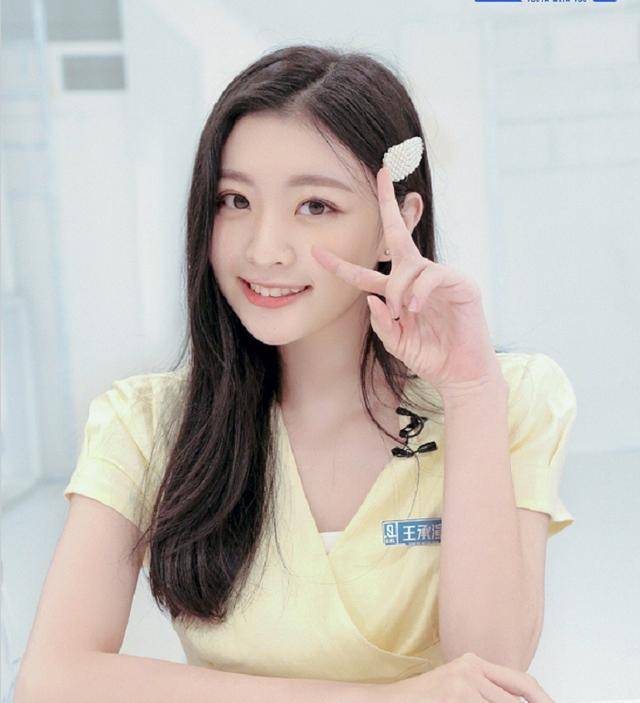 王承渲也太惨了,自己在参加节目比赛,妈妈却让她找喻言要签名照