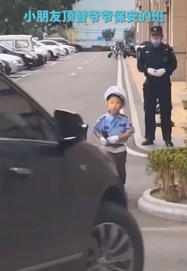 保安爷爷中午回家吃饭，小孙子来“顶班”，有模有样笑翻小区业主聂卫平围棋教室