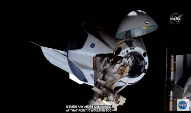 SpaceX载人“龙”飞船完成与空间站对接 两名宇航