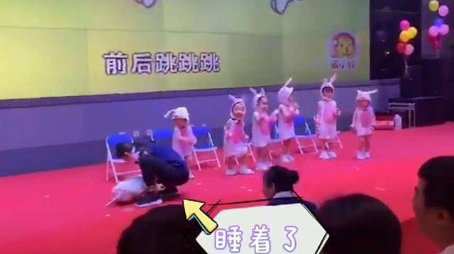 六一舞蹈表演中，贪睡宝宝当场睡着，网友笑称：大型被迫营业现场青春于舞池流逝