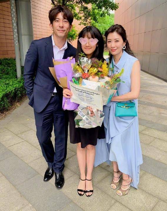 原创李小璐贾乃亮离婚后首同框不尴尬，而她和前夫重聚，老公负责拍照