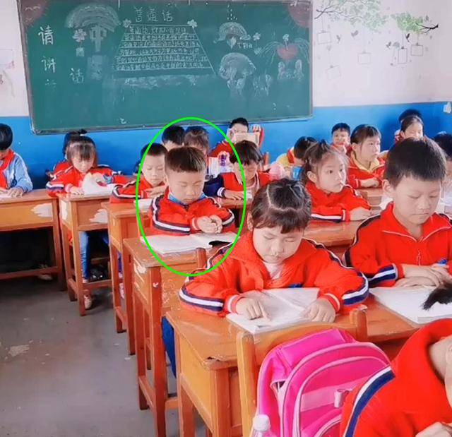 上课前，熊孩子对自己“醍醐灌顶”，老师：要我何用？俄小伙卖鱼香肉丝