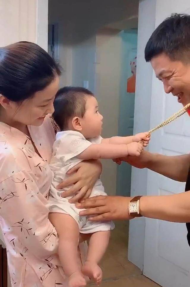 姥爷来做客，临走时被外孙抓住了大金链子，姥爷小气表现笑翻网友求职救人直接录取